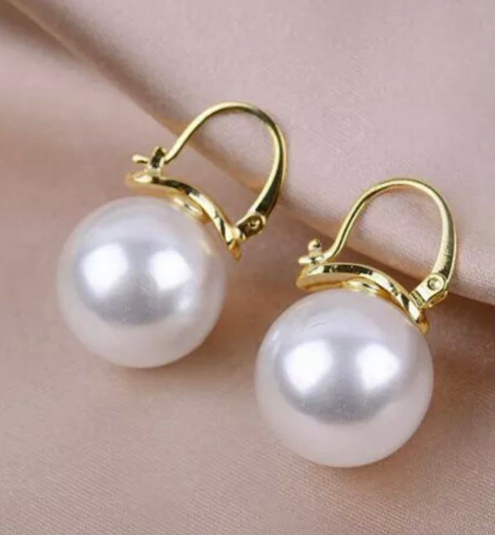 Classic White Pearl Shell 18k Gold Earrings